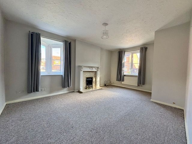 3 Bed Semi-detached House For Sale - Photograph 3