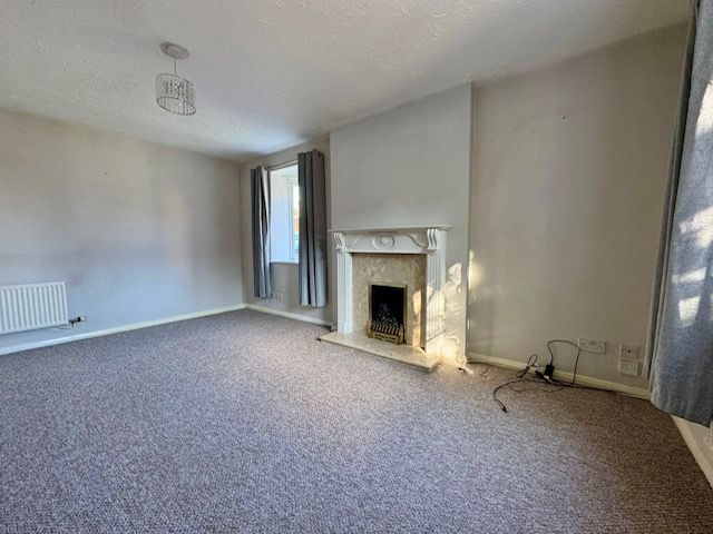 3 Bed Semi-detached House For Sale - Photograph 4