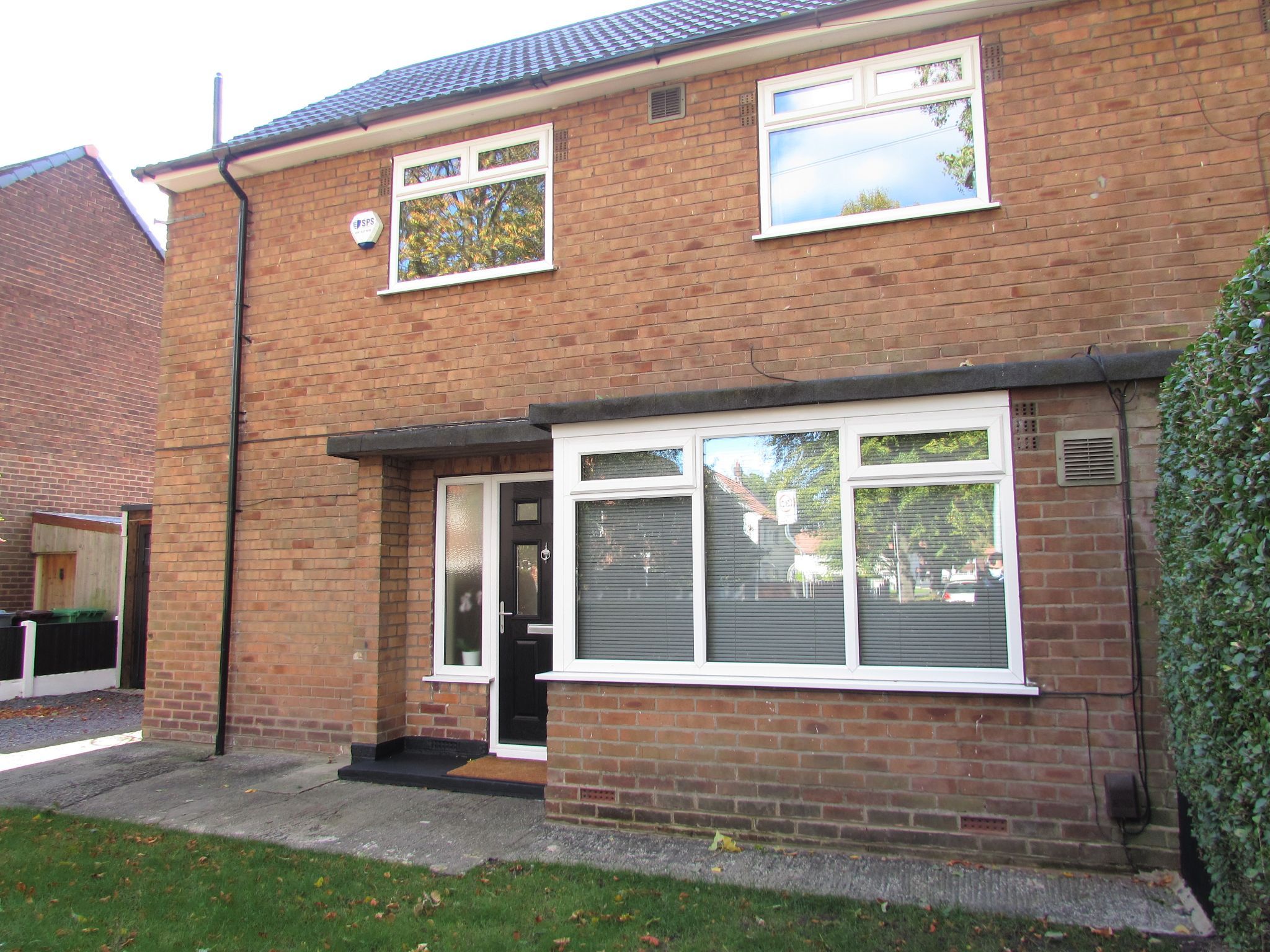 4 Bed Semi-detached House For Sale - Photograph 12