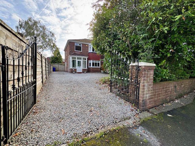 3 Bed Semi-detached House For Sale - Photograph 1