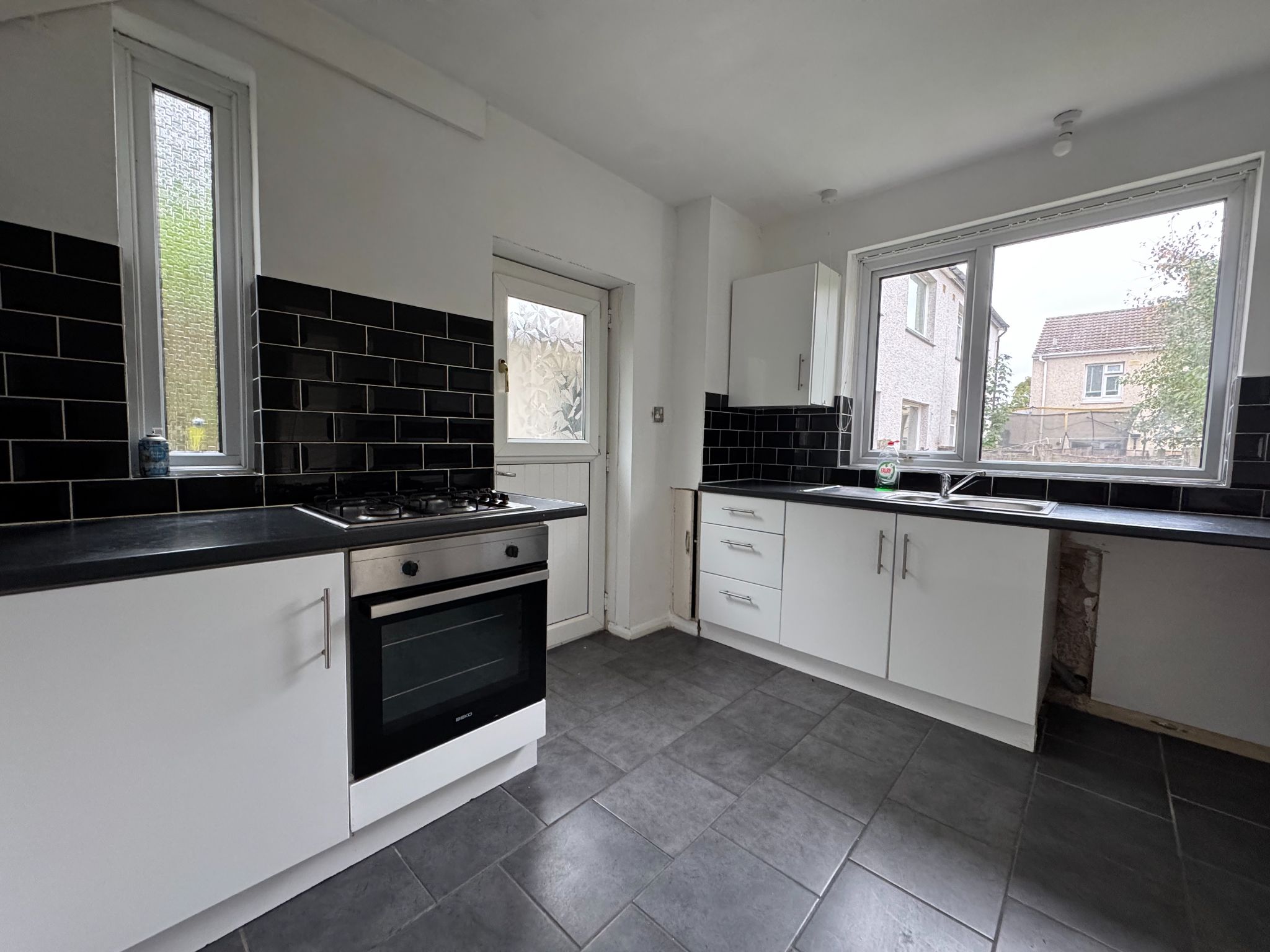 3 Bed Semi-detached House To Rent - Photograph 4