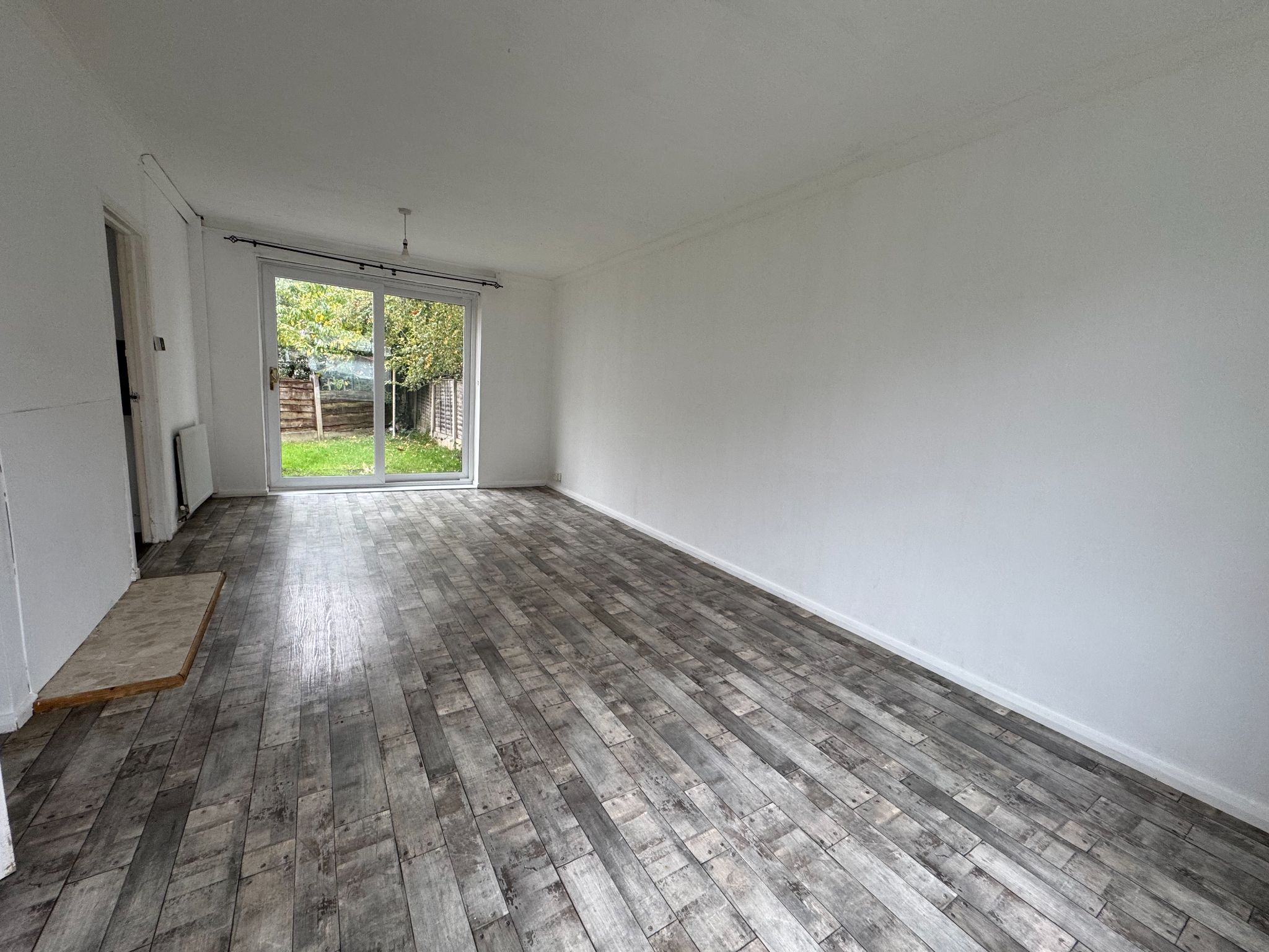 3 Bed Semi-detached House To Rent - Photograph 2