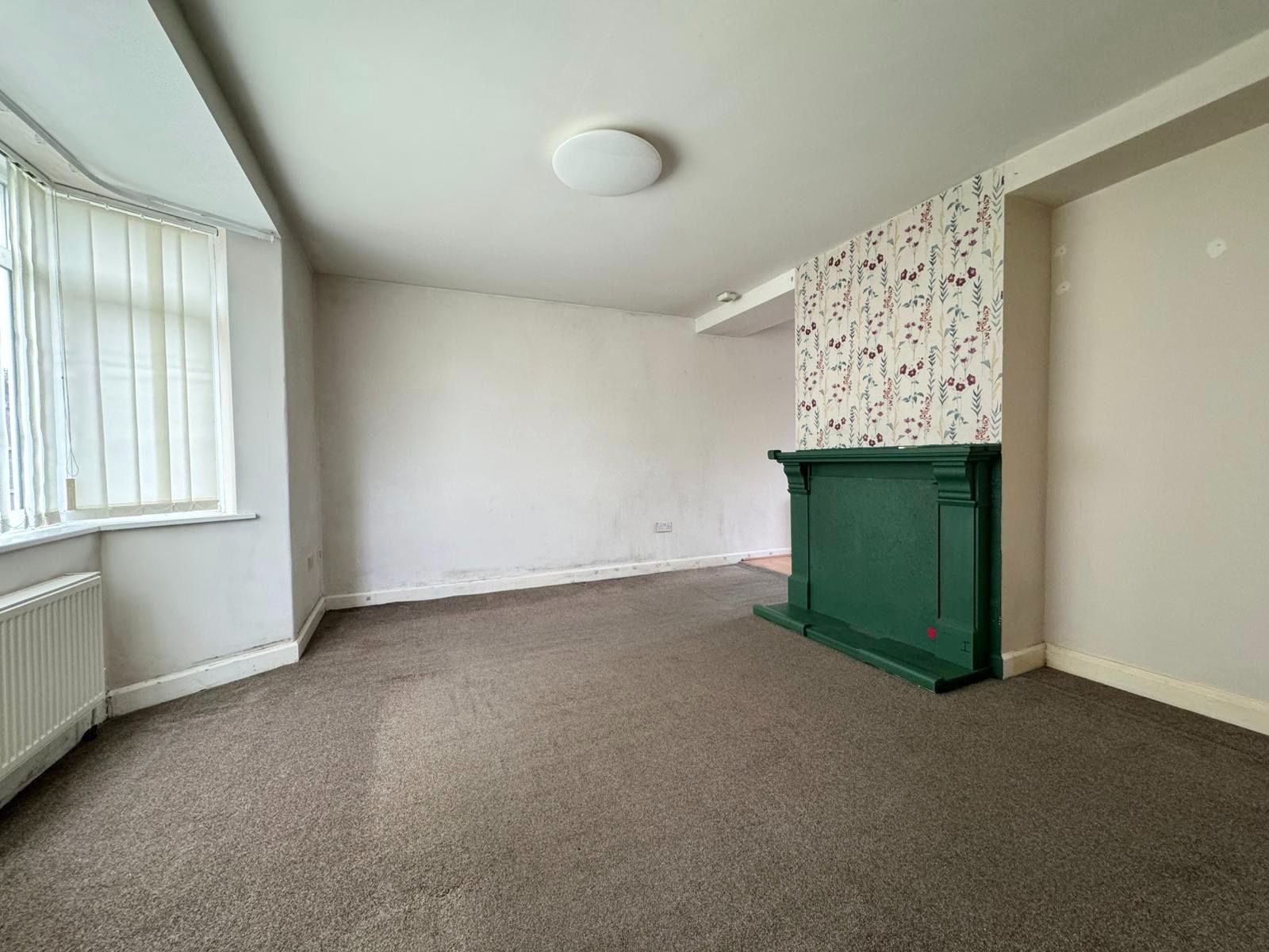 3 Bed Semi-detached House For Sale - Photograph 8