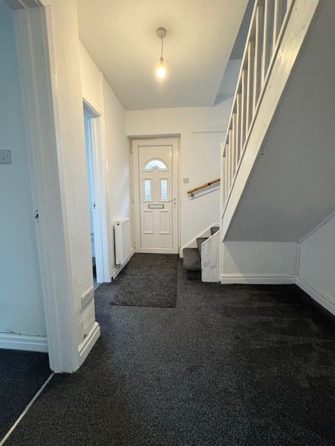 2 Bed End Terraced House To Rent - Photograph 2