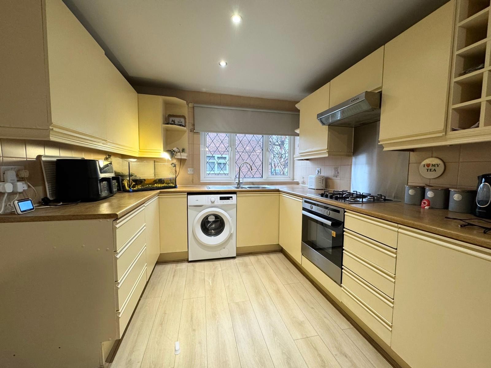 3 Bed Mid Terraced House To Rent - Photograph 2