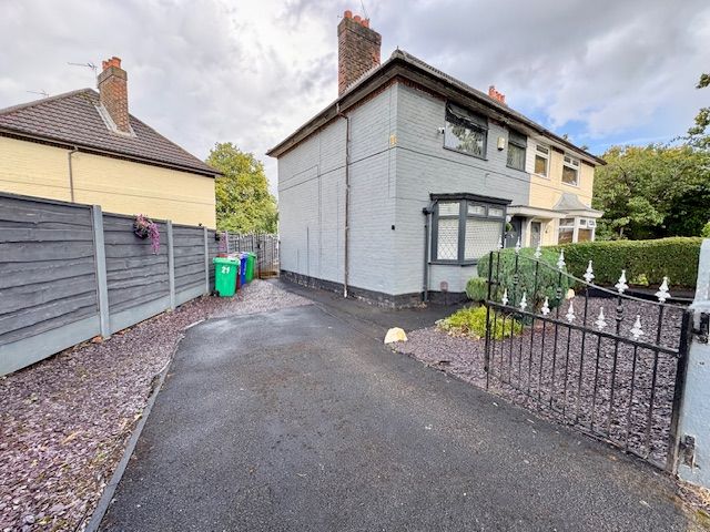 3 Bed Semi-detached House For Sale - Photograph 2