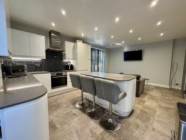 4 Bed End Terraced House For Sale - Photograph 6