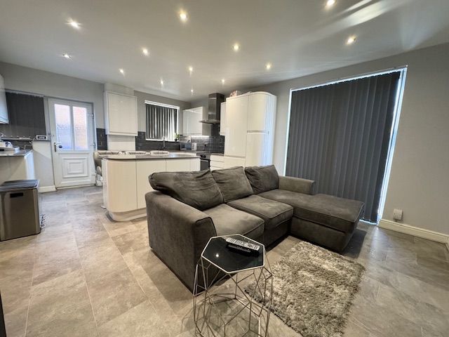 4 Bed End Terraced House For Sale - Photograph 4