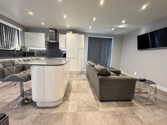 4 Bed End Terraced House For Sale - Photograph 7