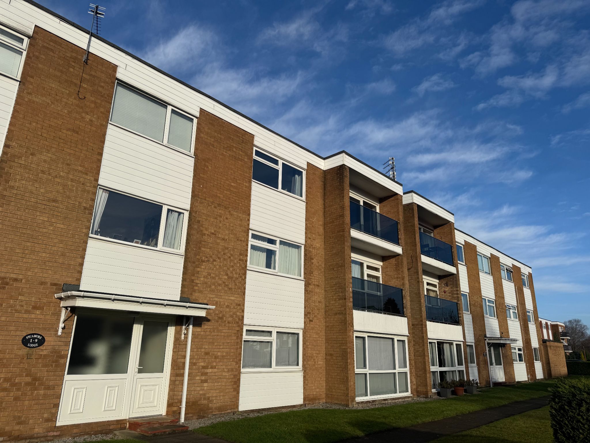 2 Bed Flat Flat/apartment For Sale - Photograph 2