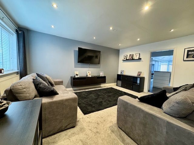 3 Bed Semi-detached House For Sale - Photograph 2