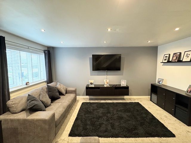 3 Bed Semi-detached House For Sale - Photograph 3