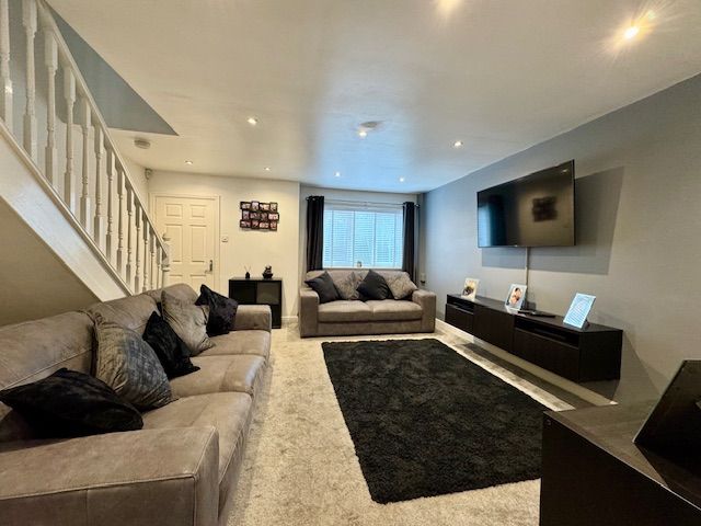 3 Bed Semi-detached House For Sale - Photograph 4