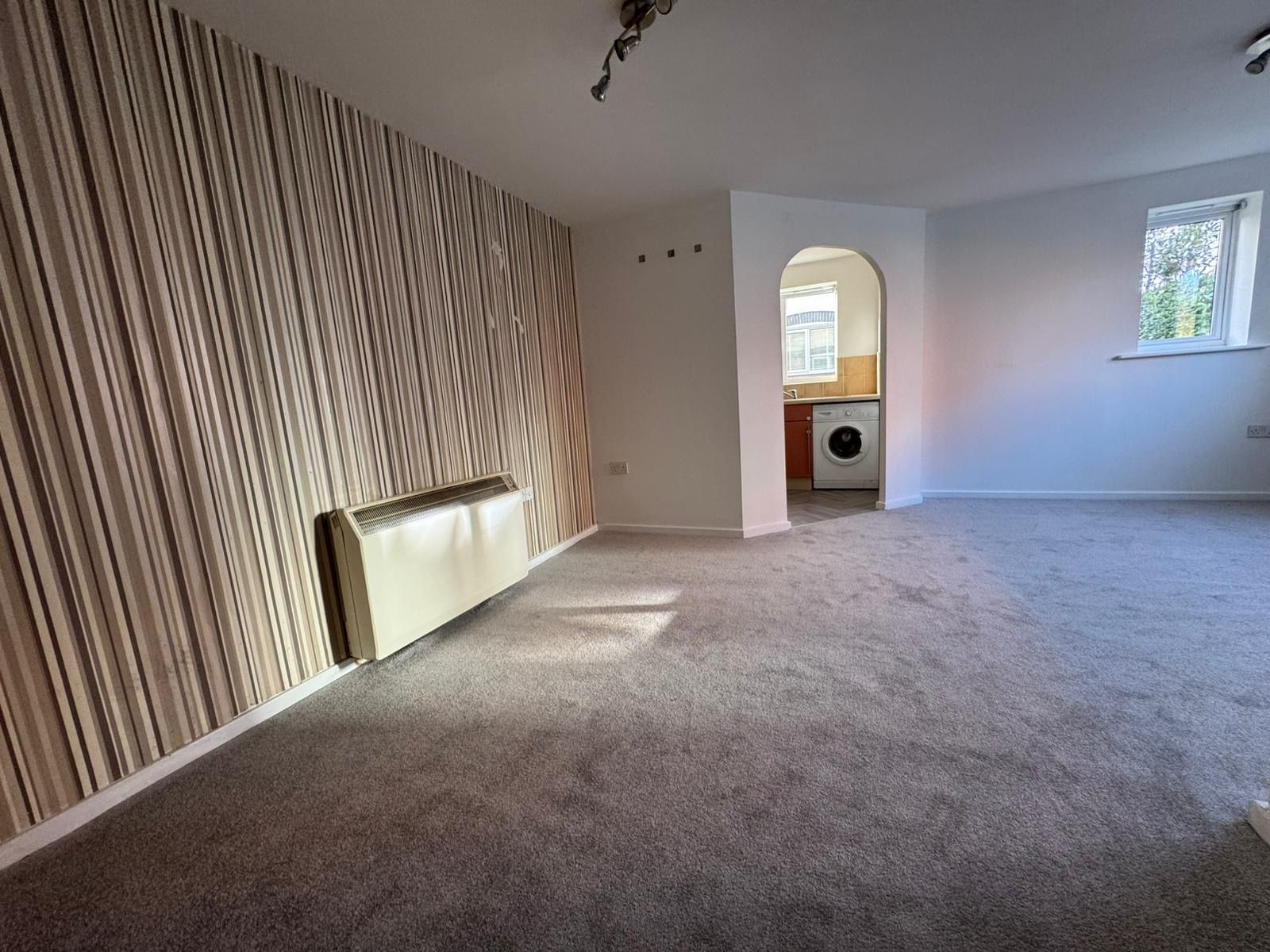 2 Bed Apartment Flat/apartment For Sale - Photograph 12