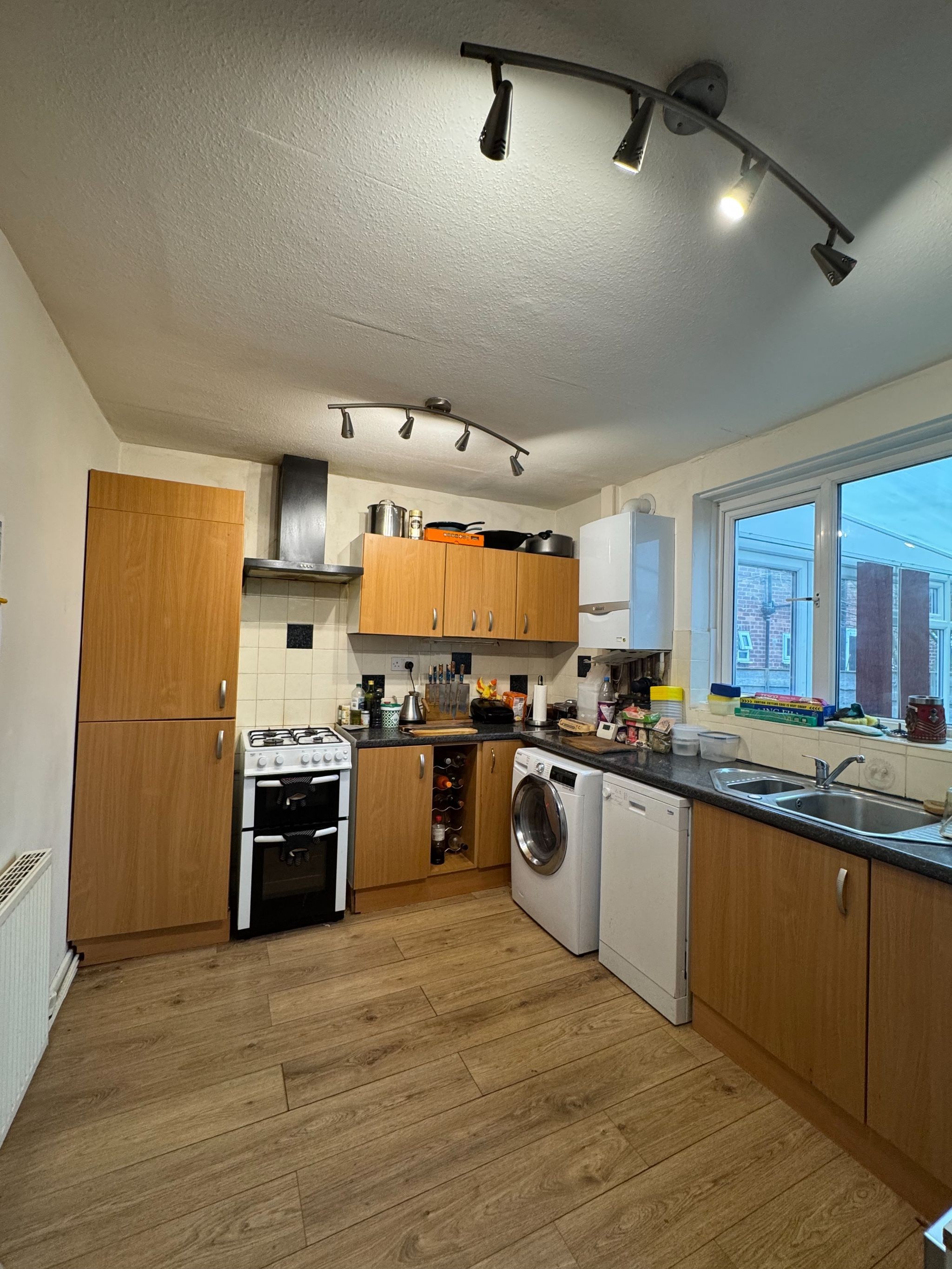 3 Bed Semi-detached House For Sale - Photograph 3