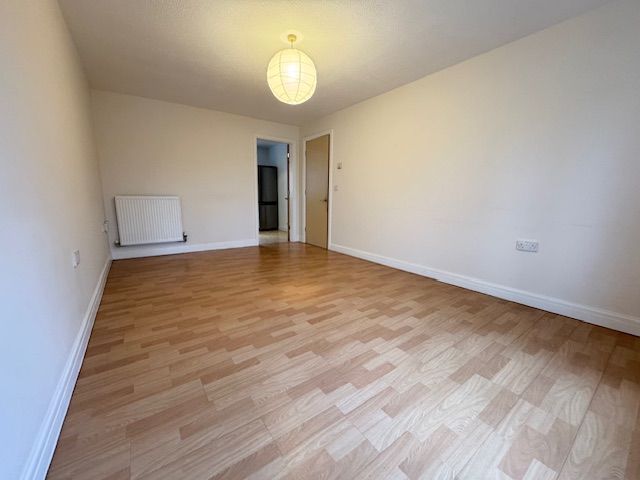 2 Bed Apartment Flat/apartment For Sale - Photograph 4