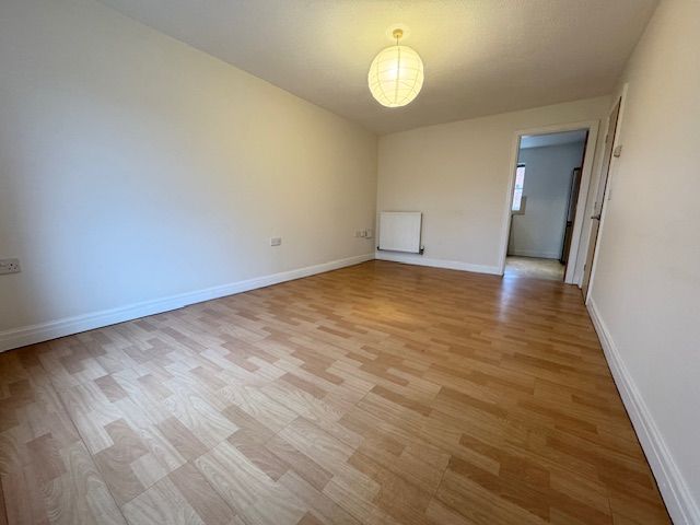 2 Bed Apartment Flat/apartment For Sale - Photograph 5