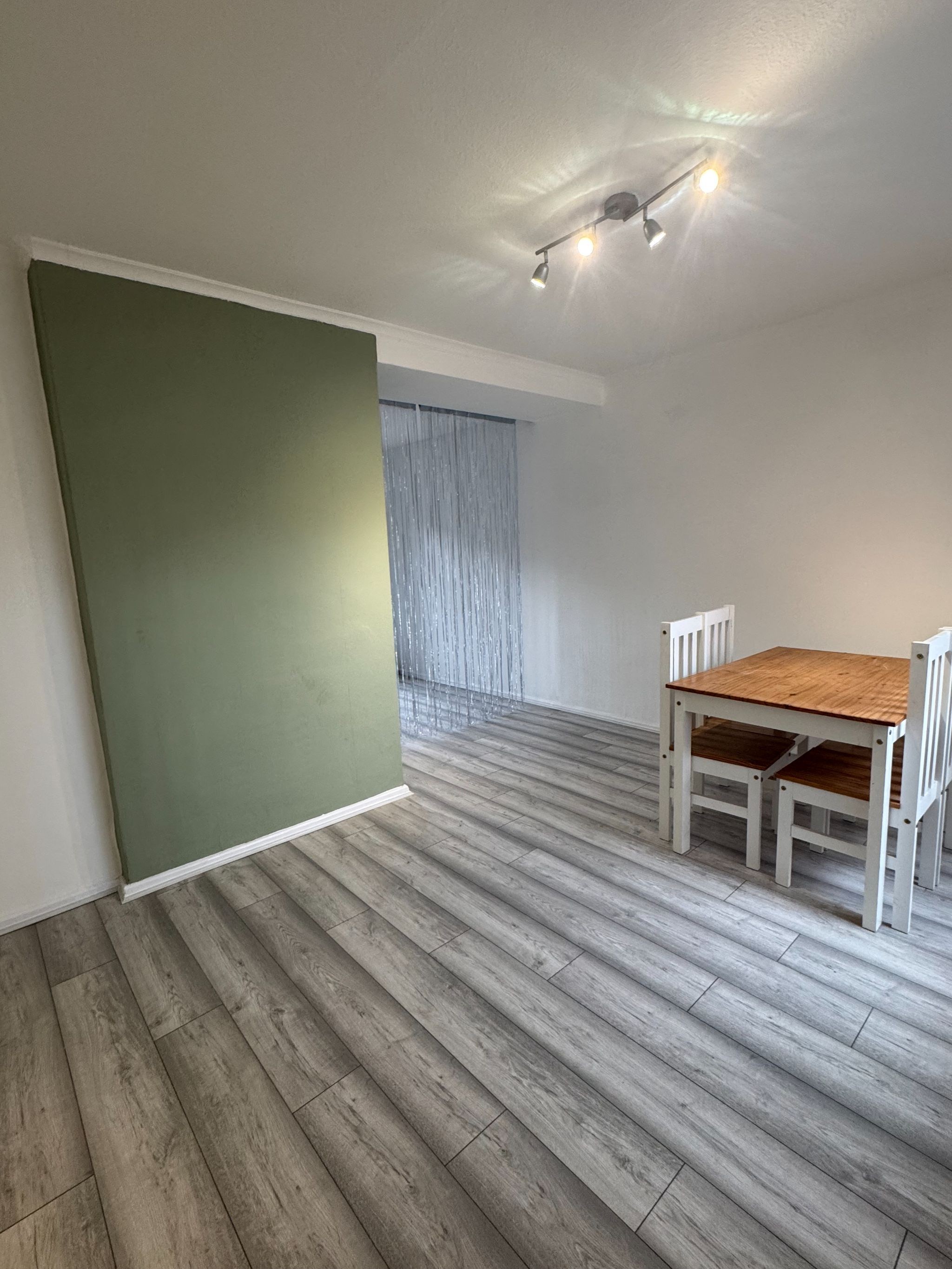 3 Bed Mid Terraced House To Rent - Photograph 1