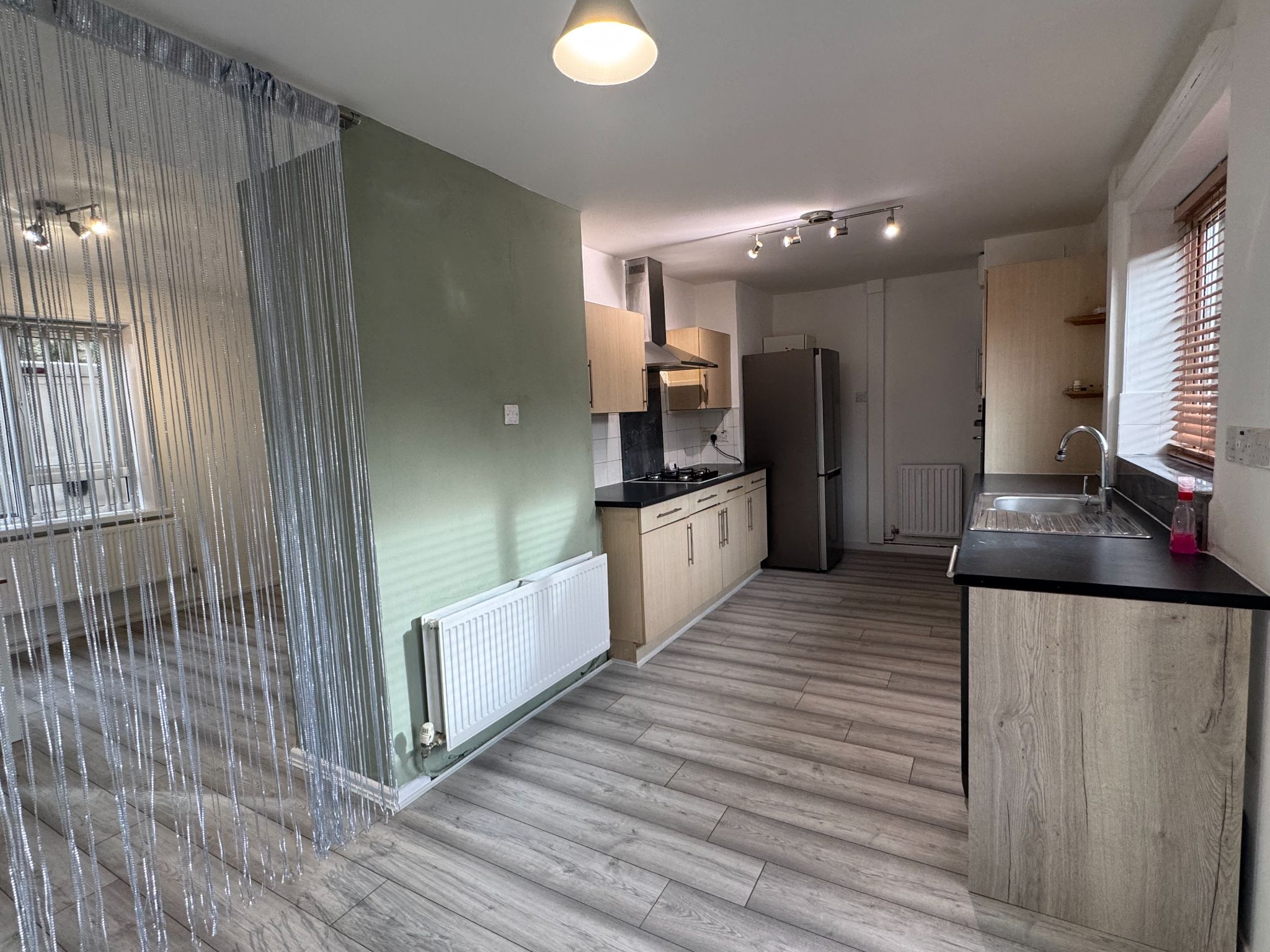 3 Bed Mid Terraced House To Rent - Photograph 2