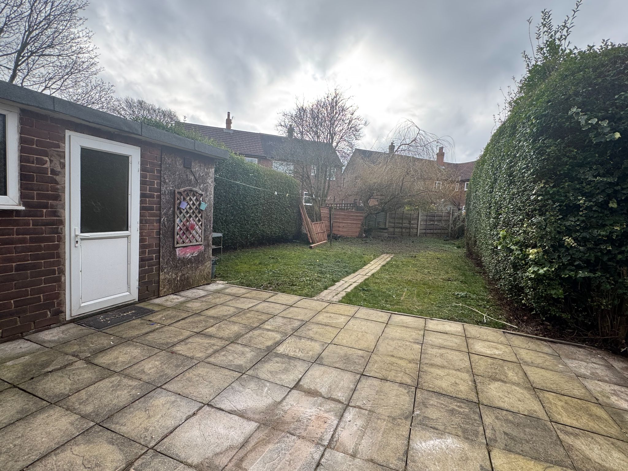 3 Bed Mid Terraced House To Rent - Photograph 3