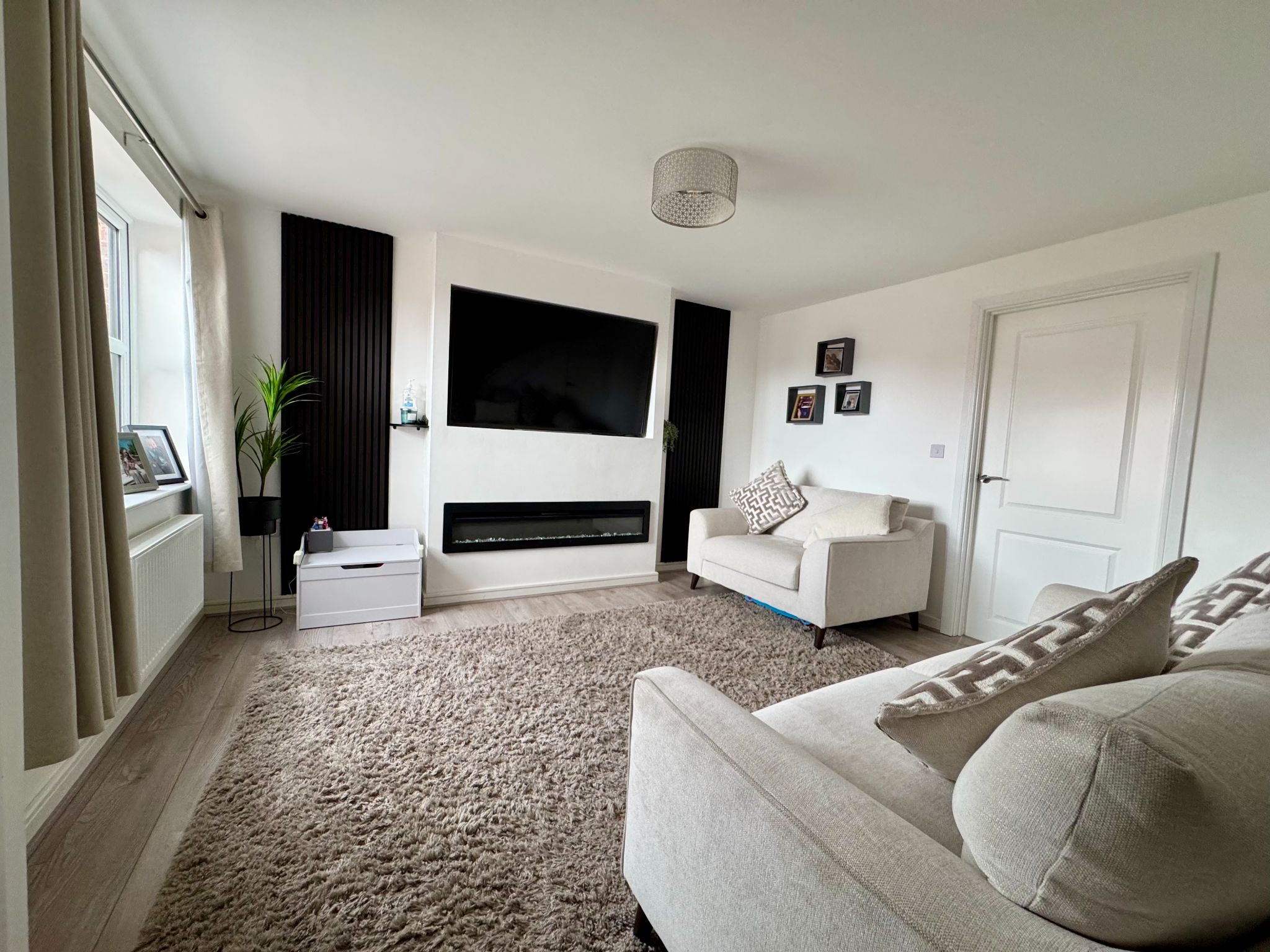 3 Bed Semi-detached House For Sale - Photograph 3