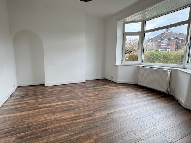 3 Bed Semi-detached House For Sale - Photograph 4