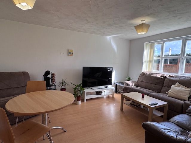 2 Bed Apartment Flat/apartment For Sale - Photograph 4