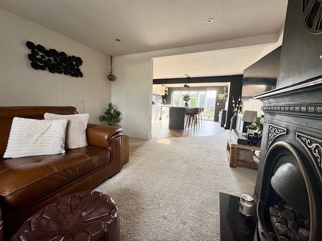 3 Bed Semi-detached House For Sale - Photograph 23