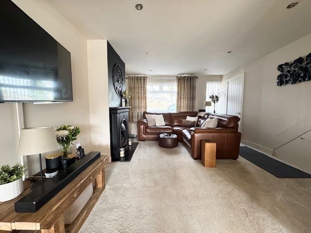 3 Bed Semi-detached House For Sale - Photograph 25