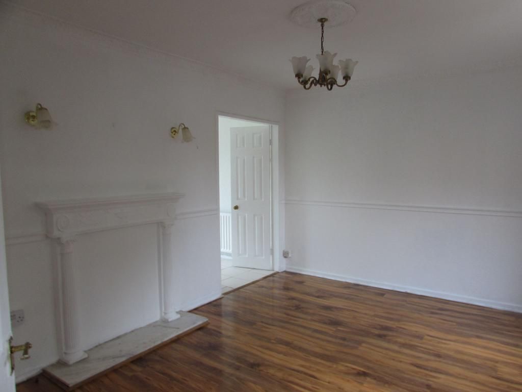 3 Bed End Terraced House To Rent - Photograph 2