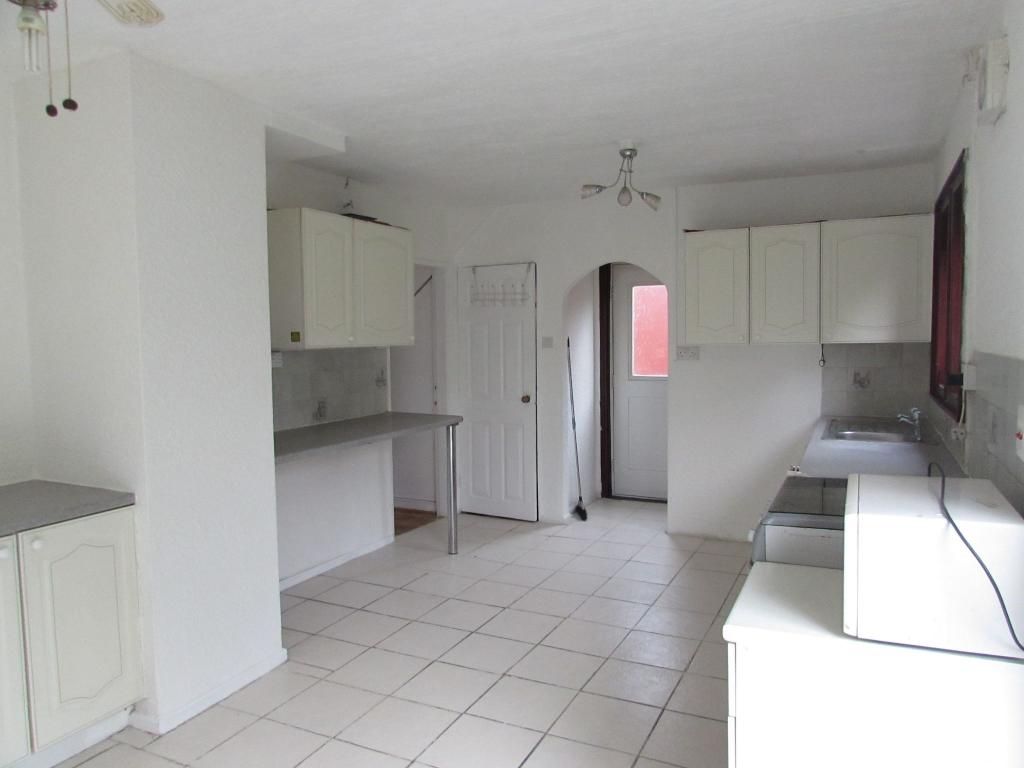 3 Bed End Terraced House To Rent - Photograph 3