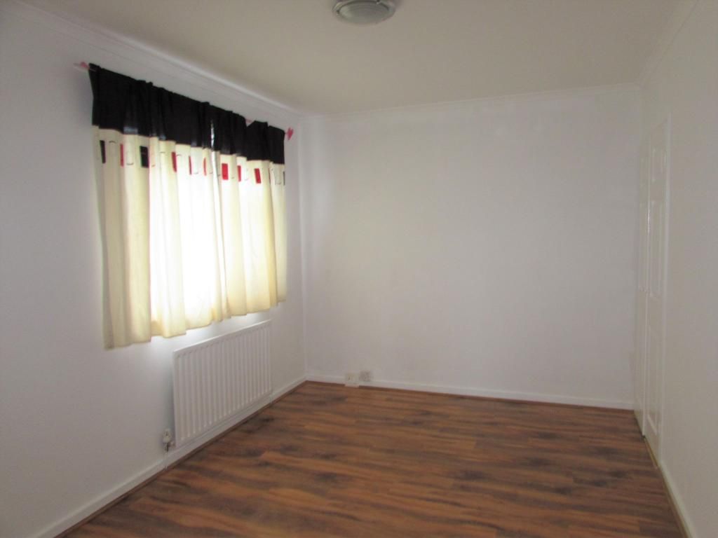 3 Bed End Terraced House To Rent - Photograph 4