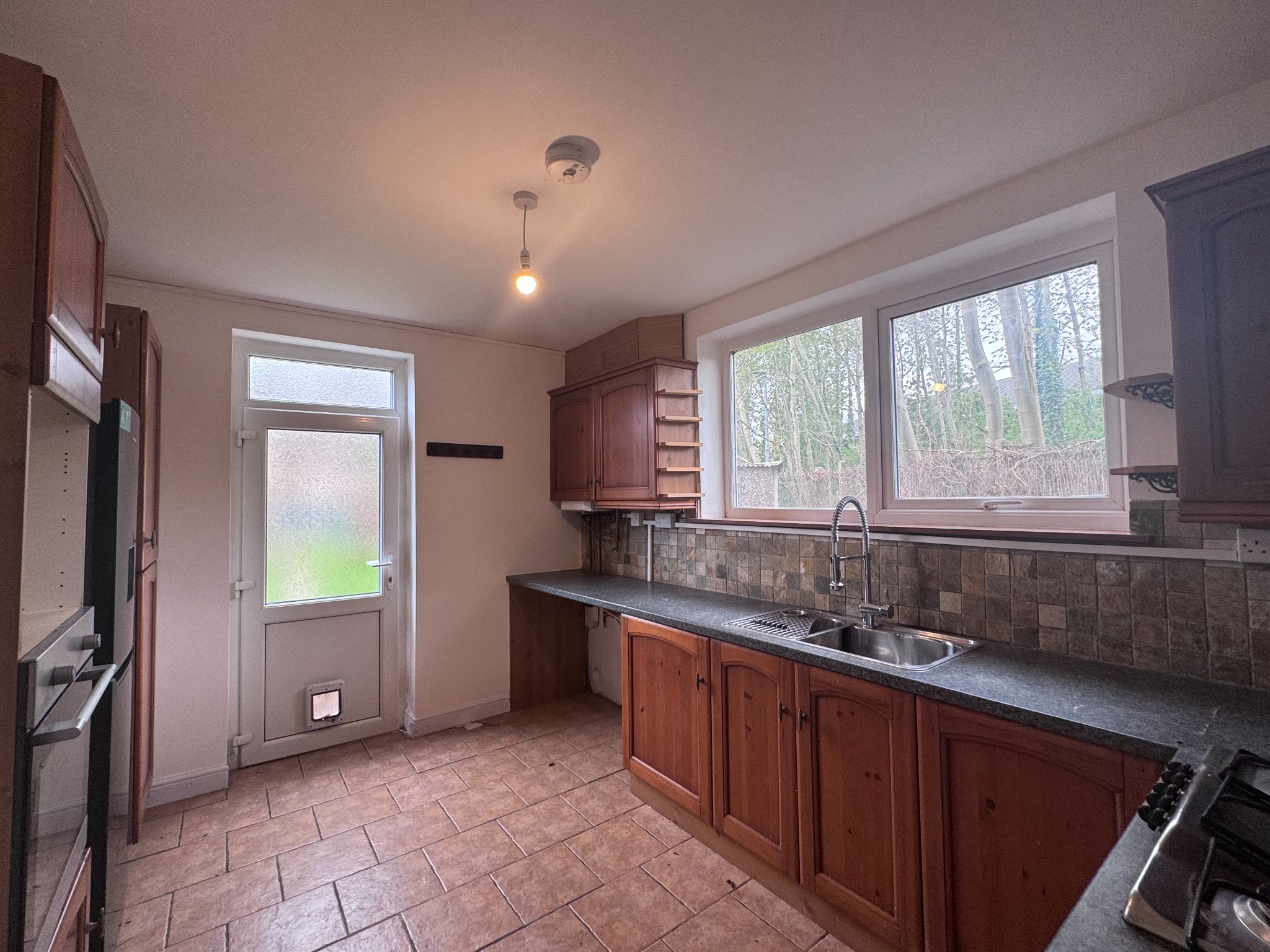 2 Bed End Terraced House To Rent - Photograph 3