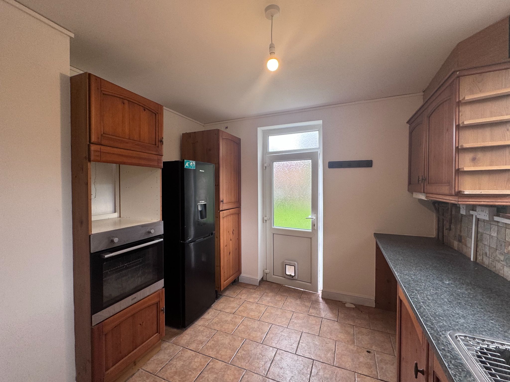 2 Bed End Terraced House To Rent - Photograph 4
