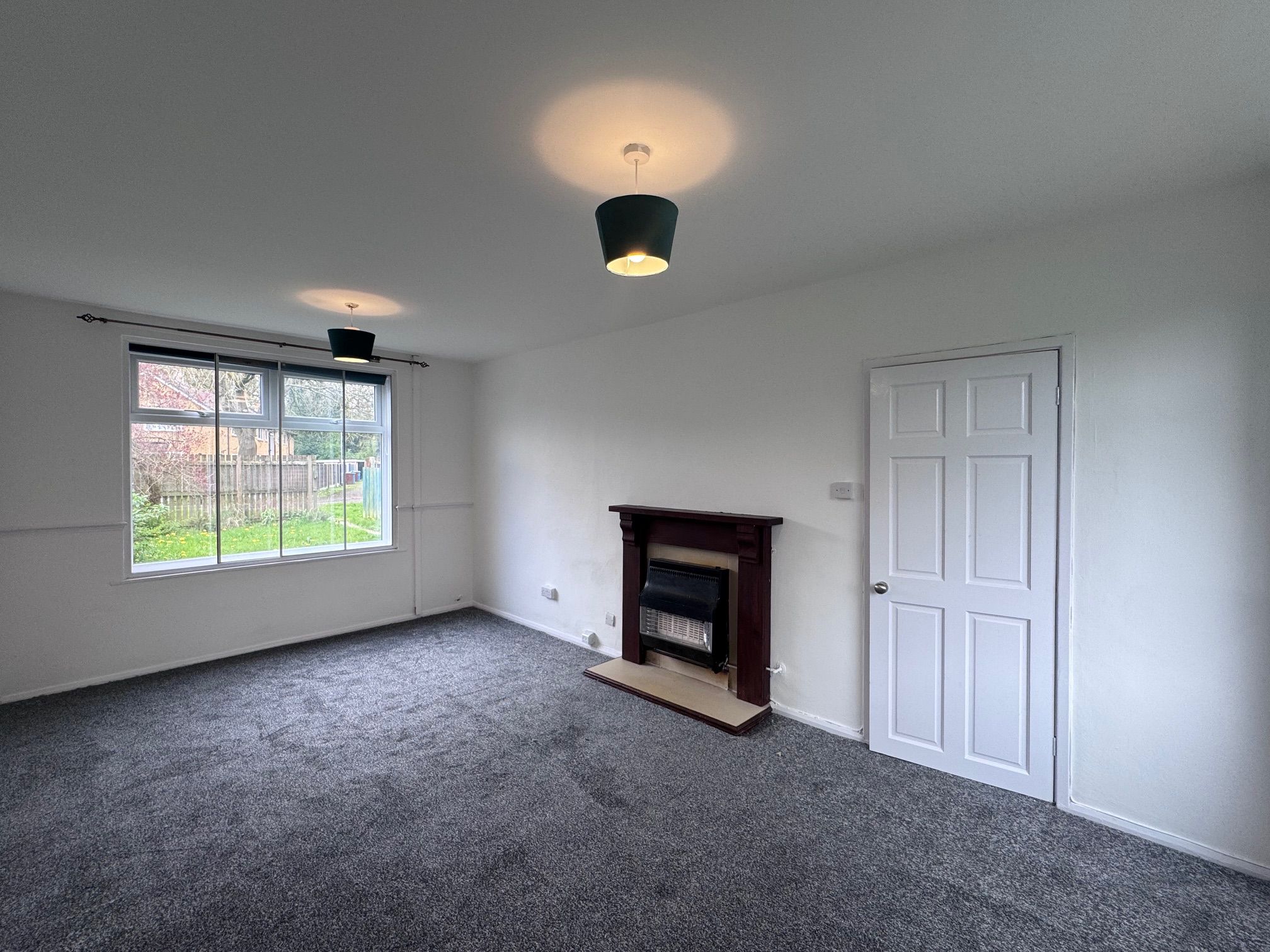 2 Bed End Terraced House To Rent - Photograph 2