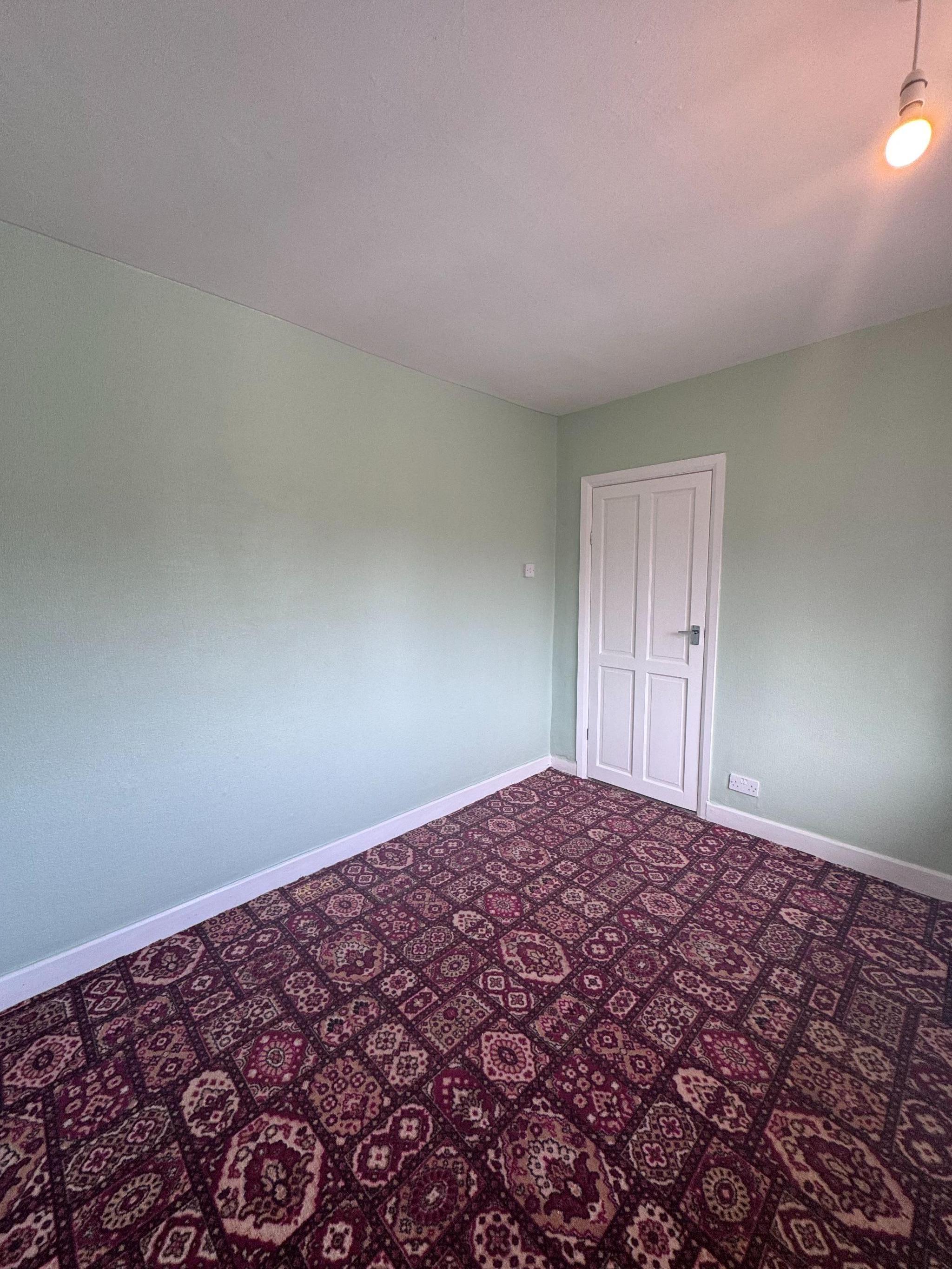 4 Bed Semi-detached House For Sale - Photograph 4