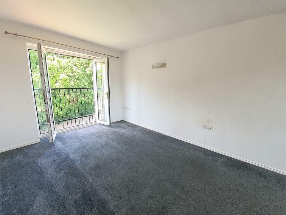 2 Bed Apartment Flat/apartment For Sale - Photograph 2