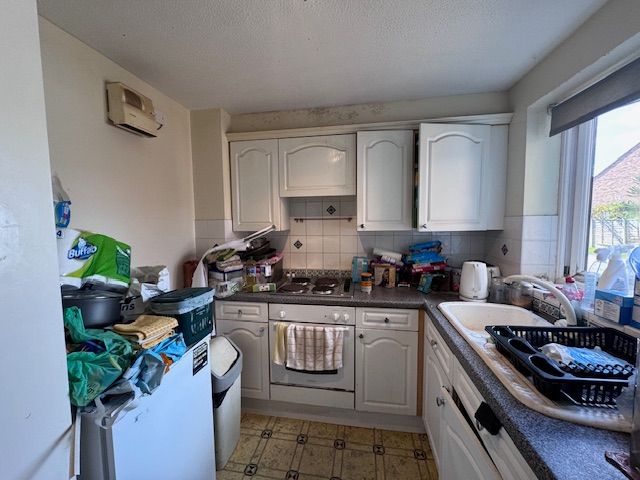 1 Bed Apartment Flat/apartment For Sale - Photograph 3