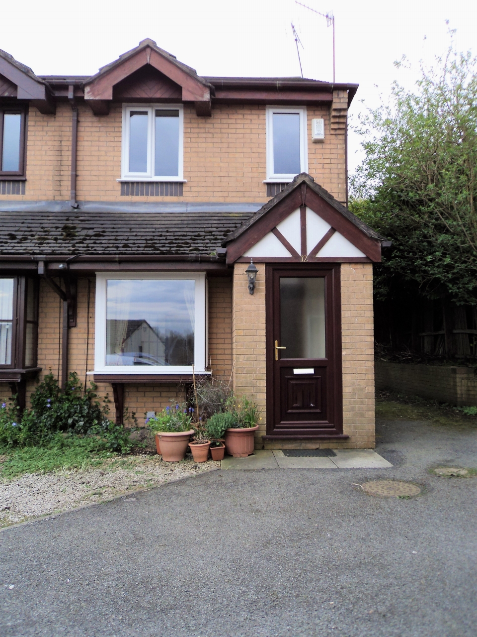 2 Bed Semi-detached House To Rent - Photograph 2