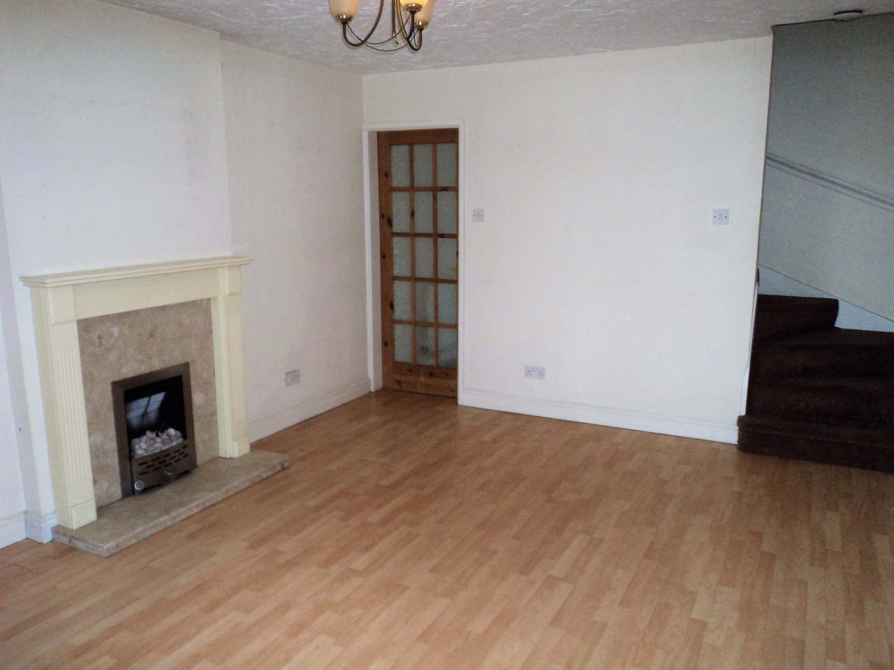 2 Bed Semi-detached House To Rent - Photograph 3