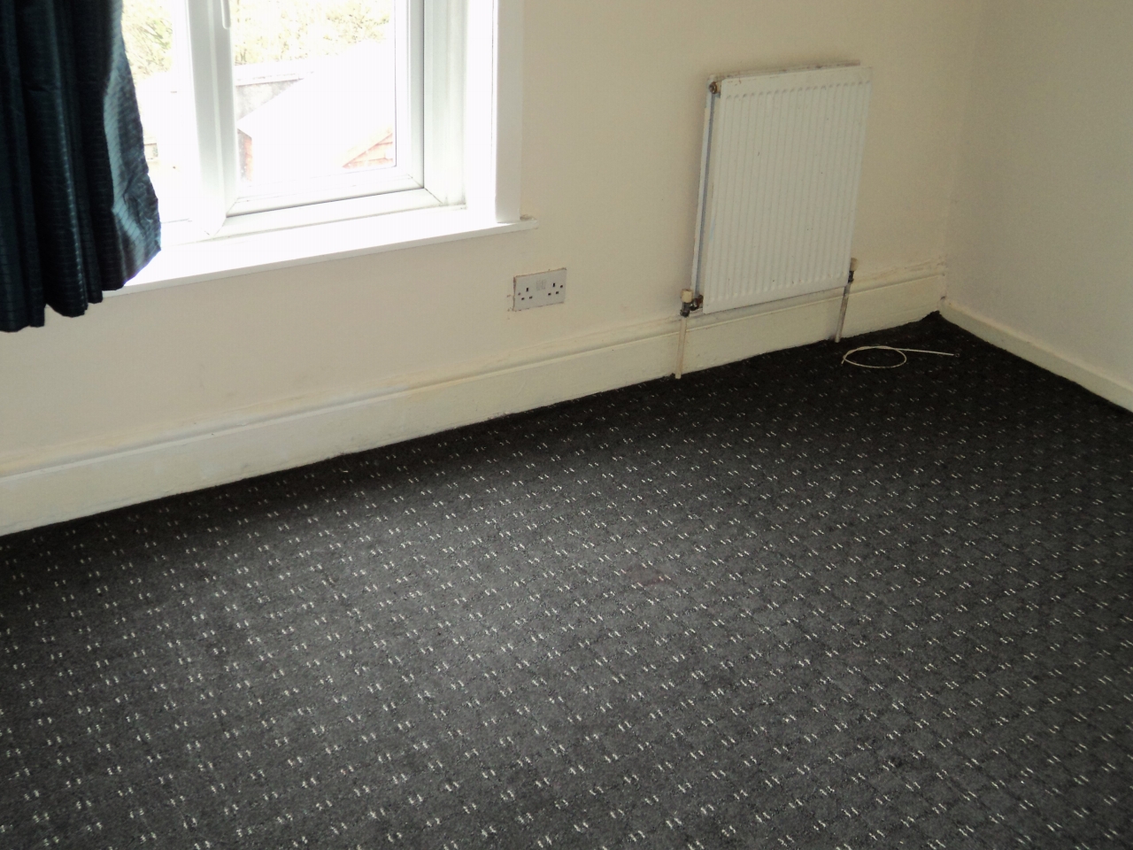 3 Bed Mid Terraced House To Rent - Photograph 2