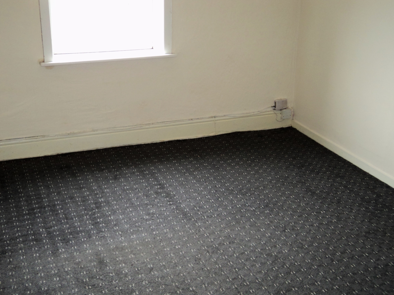 3 Bed Mid Terraced House To Rent - Photograph 3