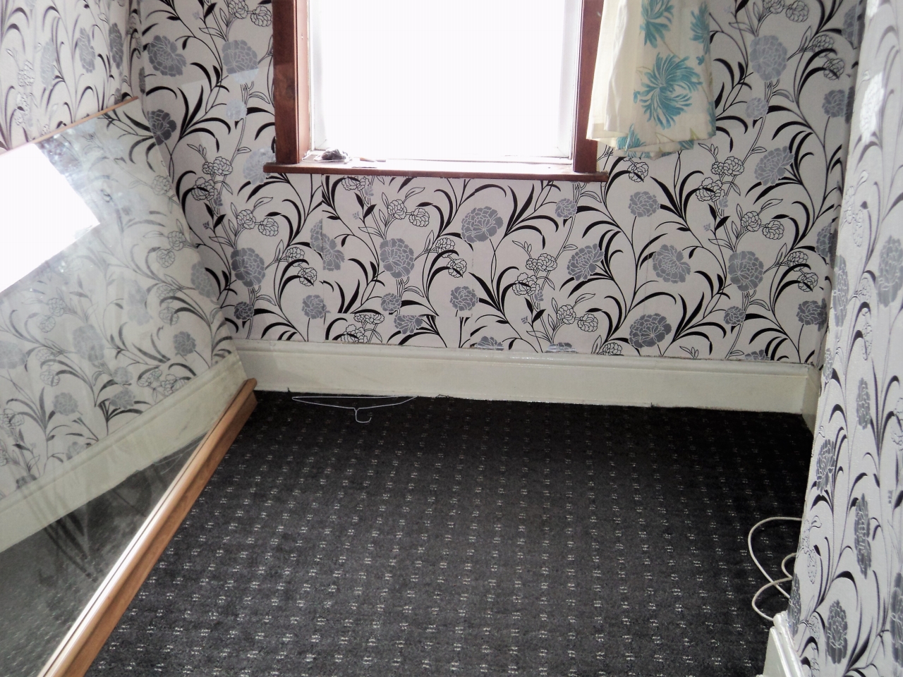 3 Bed Mid Terraced House To Rent - Photograph 4