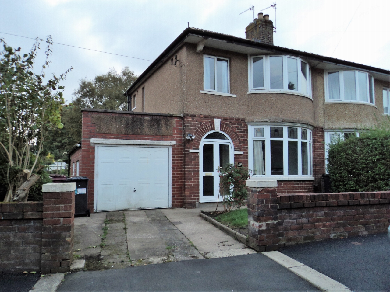 3 Bed Semi-detached House For Sale - Photograph 1