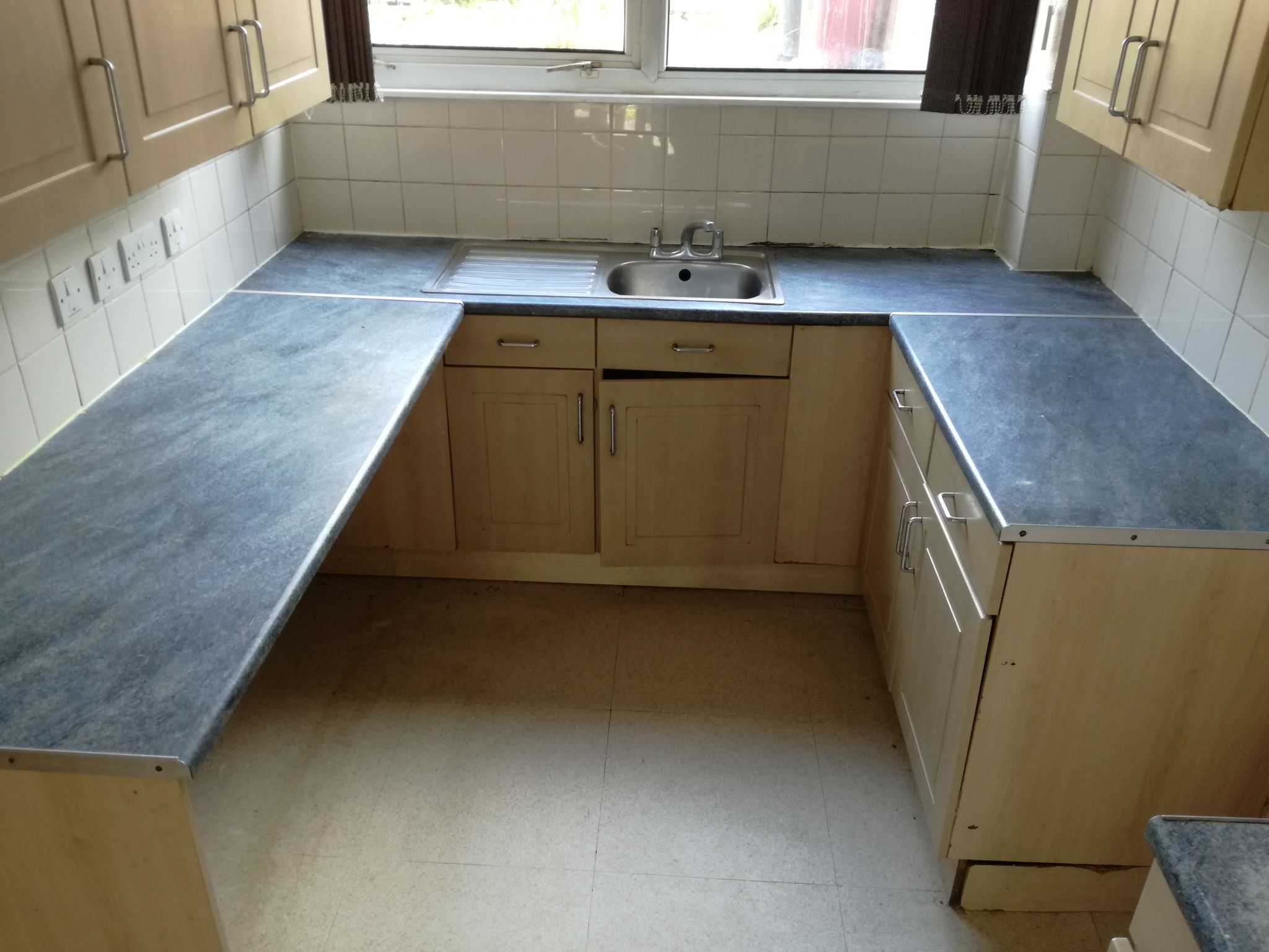 4 Bed Mid Terraced House For Sale - Photograph 4