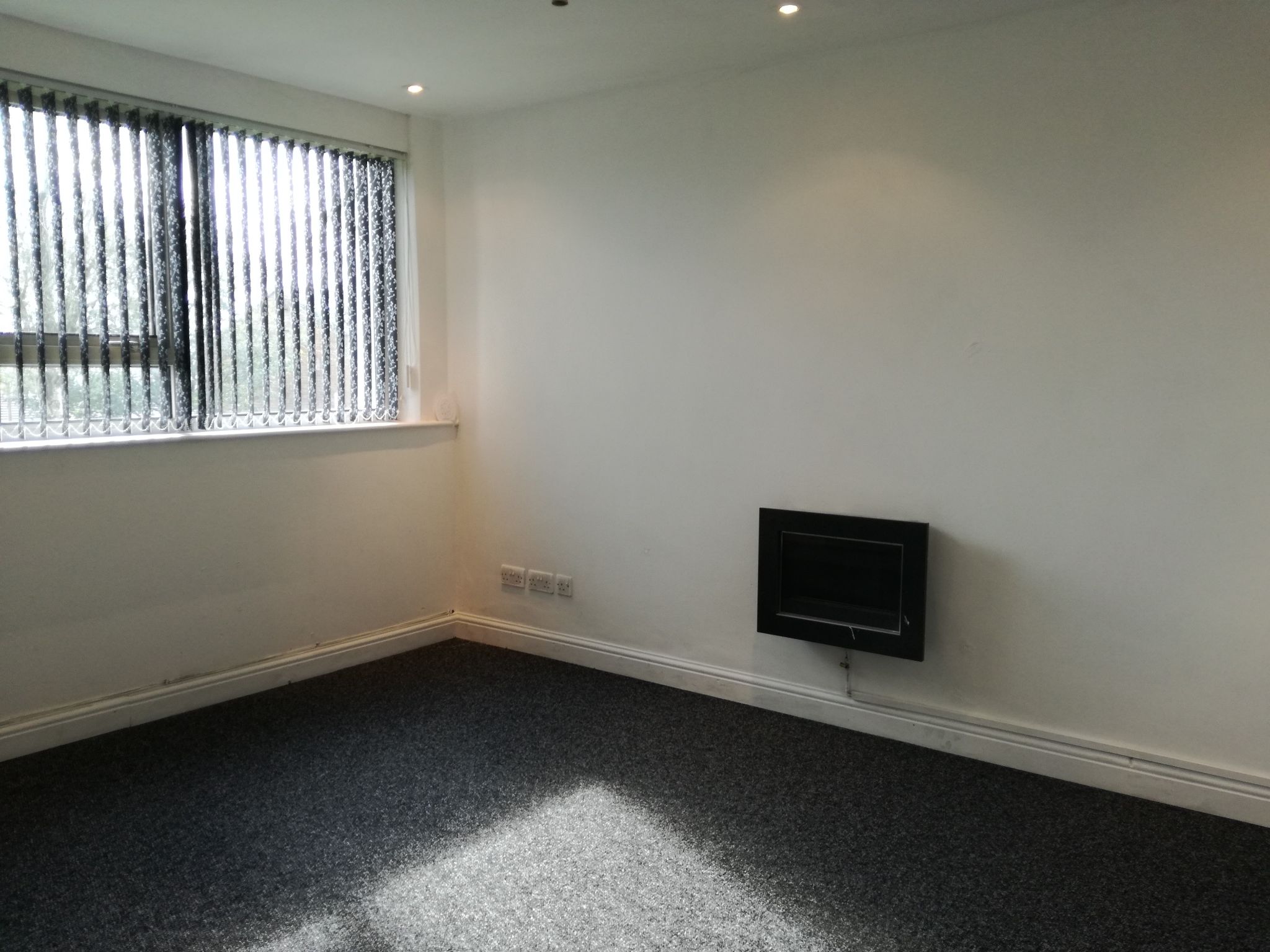 4 Bed Mid Terraced House For Sale - Photograph 2
