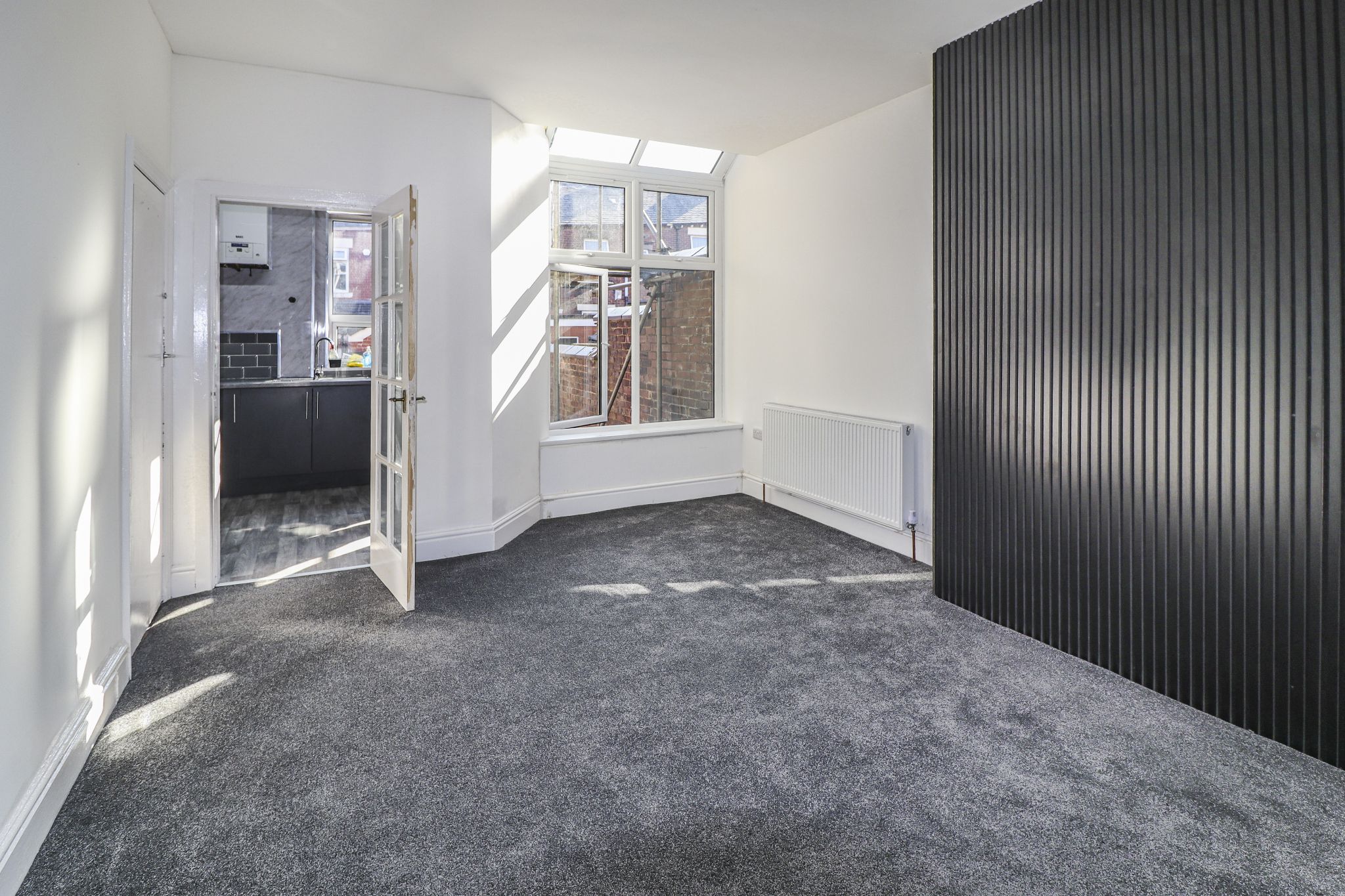 3 Bed Mid Terraced House To Rent - Photograph 1