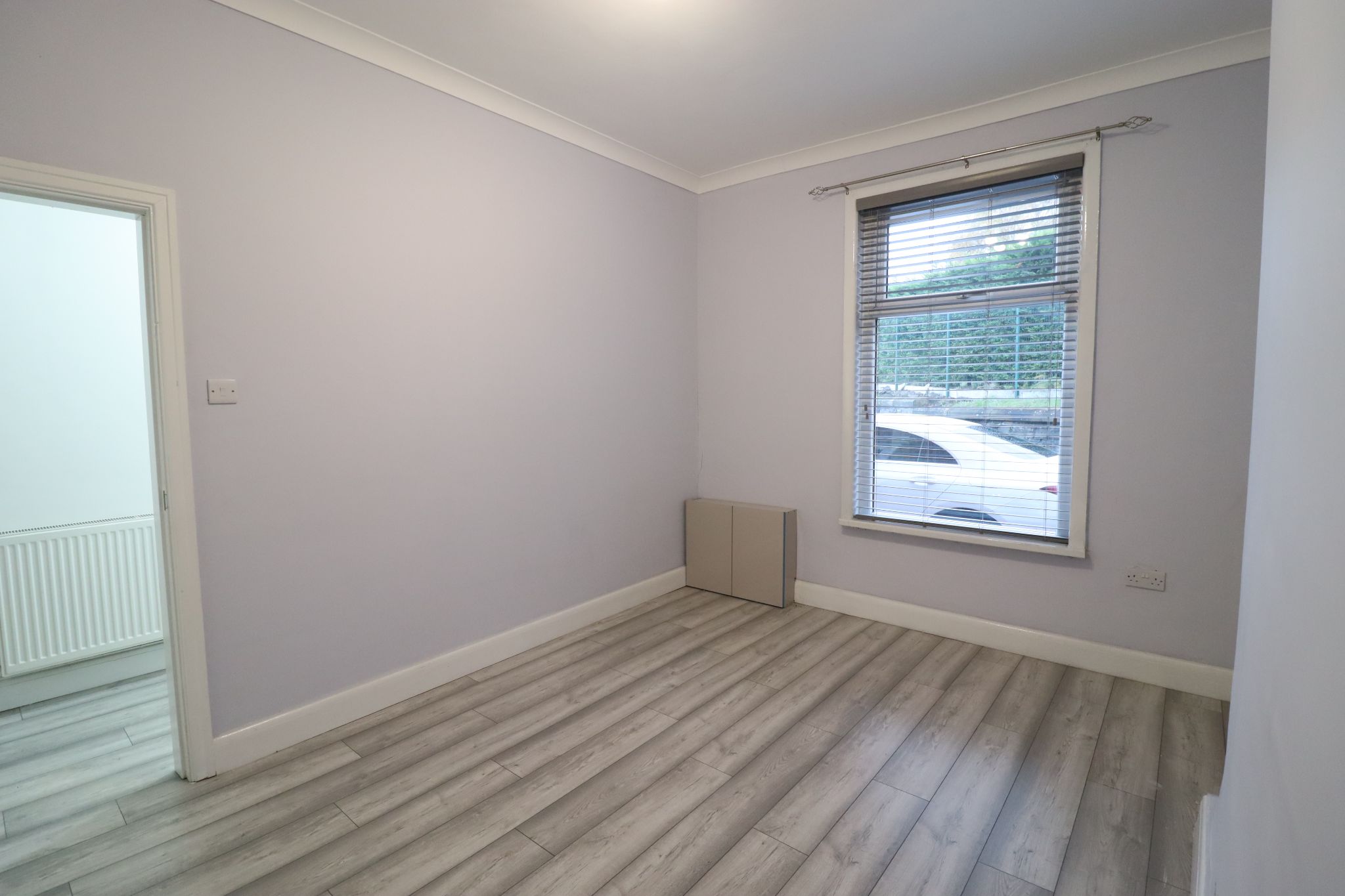 3 Bed Mid Terraced House To Rent - Photograph 3