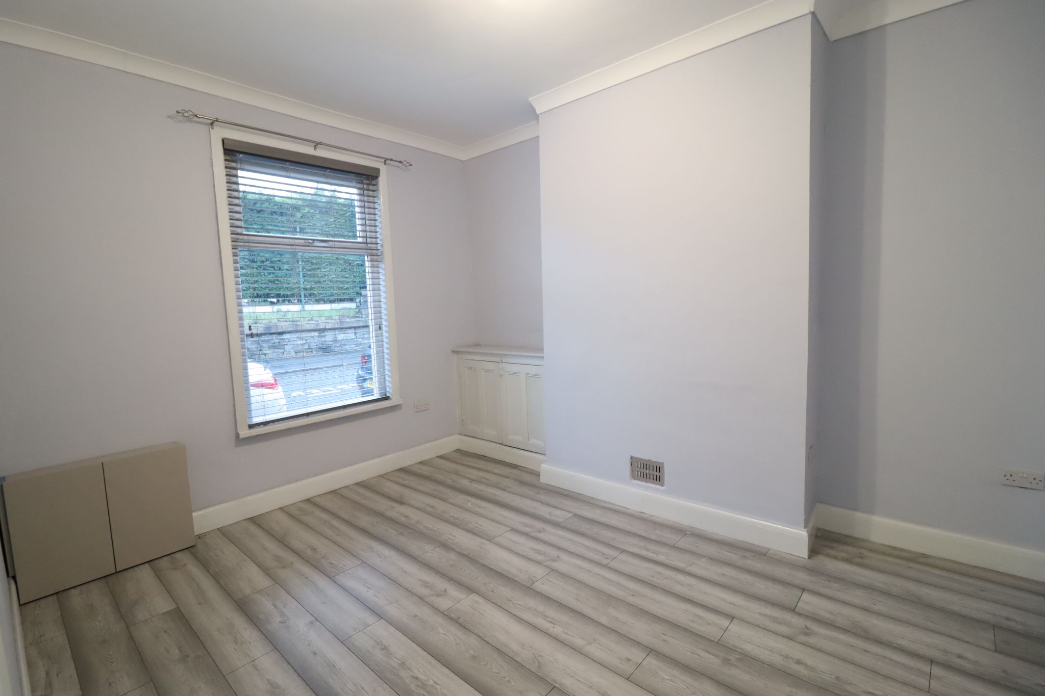 3 Bed Mid Terraced House To Rent - Photograph 2