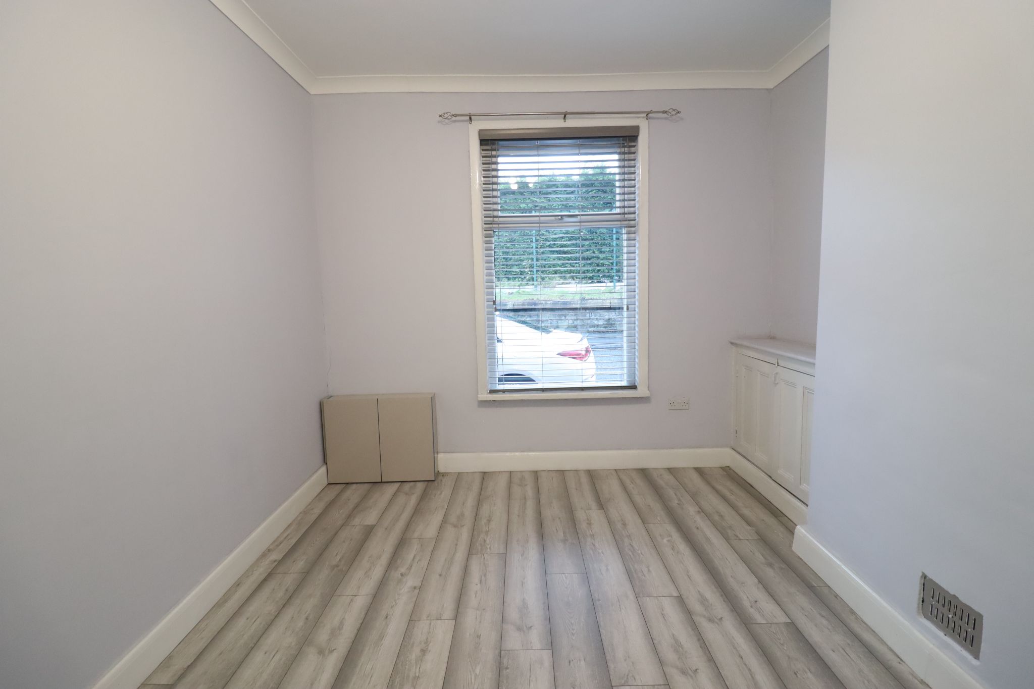 3 Bed Mid Terraced House To Rent - Photograph 4